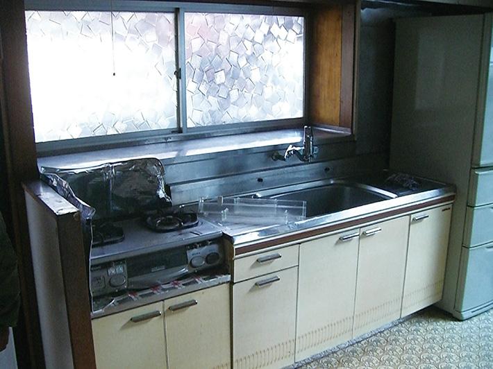 090527-umeda-kitchen-before.jpg