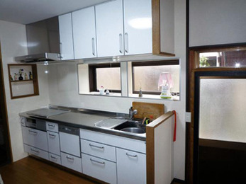 壁面収納棚と出窓をつけお洒落なキッチンに。