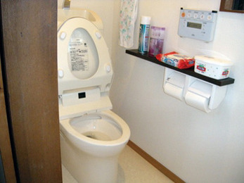 “とりあえず洋式”のトイレを一新。清潔感溢れる空間に。