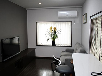 大型の薄型テレビ導入がきっかけで居間を全面改装。