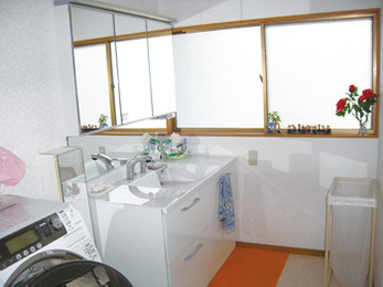 浴室改装に伴って洗面所も。広々空間に。