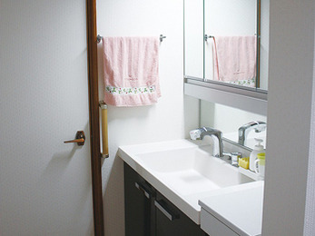 水まわりを改装後…洗面所や玄関も綺麗にしたくなったとご依頼。