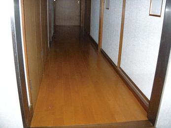 床のフワフワを解消し、耐久性に優れた床材に変換。