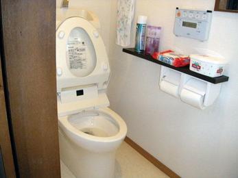 とりあえず洋式のトイレを一新。清潔感溢れる空間に。
