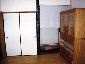 床の間がクローゼットに。壁面を白統一でスッキリ。