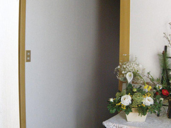 アクの出てきた壁紙を貼替、明るい廊下になりました。