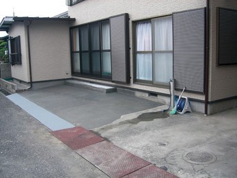 庭を手間のかからない駐車場スペースに変換。