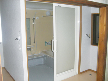 和室を改造し浴室と脱衣所を新設。