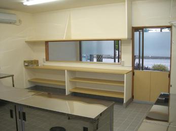 作業効率の良い厨房と収納しやすい対面カウンター。