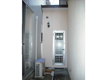 母屋をつなぐ渡り廊下で行き来が楽に。