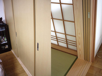 和室とリビングの開口部を広くとって空間活用。