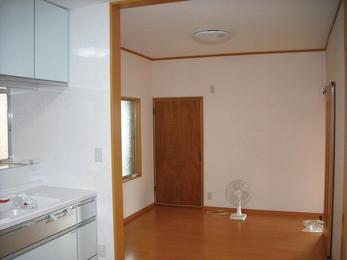 板貼りの壁を白いクロスに。空間に拡がりが。