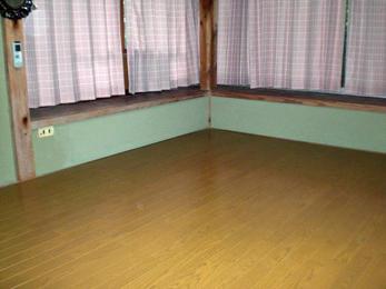 老朽化した畳を取り除きフローリングのお部屋に。