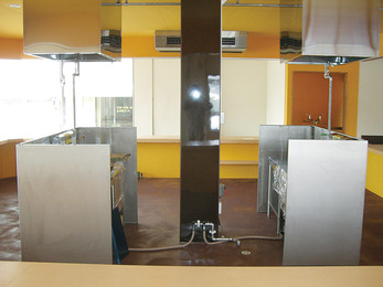 カウンター席の特徴活かし、美味しいお料理をすぐにお届け。