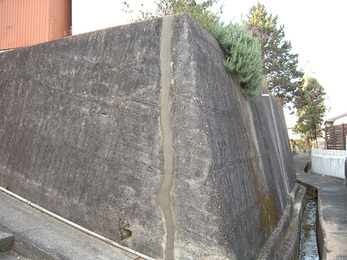 割れ目を補修し、地盤沈下の危険を防止。