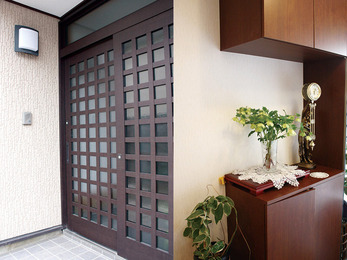 こだわりの柿渋調。モダンかつシックな装い。