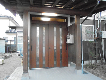 木目調の柔らかい印象でお出迎え。