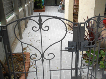 お洒落な洋風タイル貼りのすてきな玄関アプローチに。