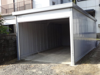 イナバ製の高品質で丈夫な車庫で安心です。