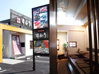 明るく、開放感ある空間が特徴の店舗に。