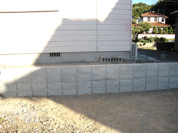 ブロック塀を作り替え、崩れる心配がなくなりました。