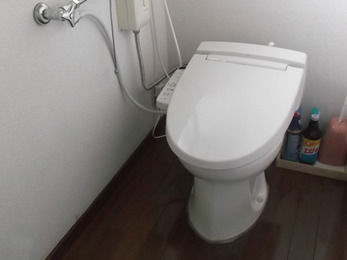 簡易水洗トイレへのウォシュレットの取付施工例