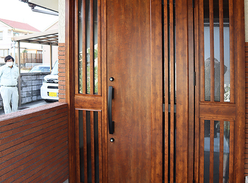 外気と変わらない寒い玄関を断熱仕様のドア交換で改善。