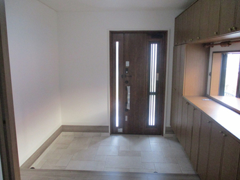和室の押し入れと床の間スペースを使い広く開放的な玄関に。