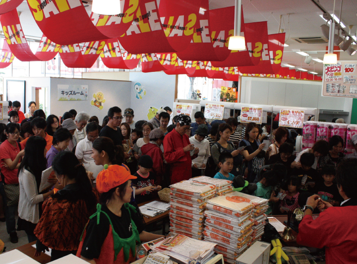 サン・リフォーム下松本店、秋のわくわくリフォームまつりのビンゴ大会の様子。